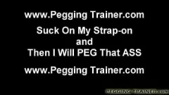 Hot bi-sexual femom facesiting met strapon en speelgoed