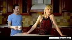 play Nanny Nanny Nadya Basinger cu țâțe false imense primește o sesiune de dracu '