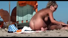 play Becco la mia mogliettina culona che scopa sulla spiaggia