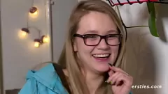 play Lesbiană blondă se înnebunește cu masturbarea cu bagheta magică