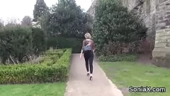 play De ontrouwe Britse MILF Sonia onthult haar enorme tieten terwijl ze masturbeert in een reality-getrouwde porno