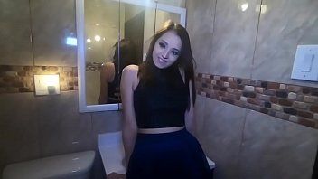 play Una morena sexy chupa y tiene sexo con hombres que le dicen palabras bonitas