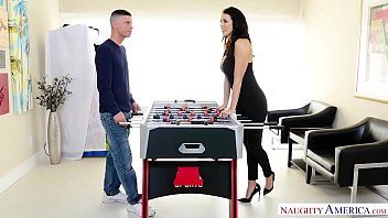play Xnxx مع كرات على قضيبه يفقد اللعبة ويضع قضيبه في مؤخرته