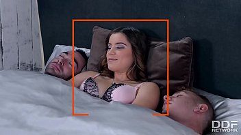 play Die Frau schläft mit zwei Männern und hat Sex, bis sie voll ist