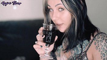 play xnxx brune che bevono forte per prendere il coraggio di fare pompini