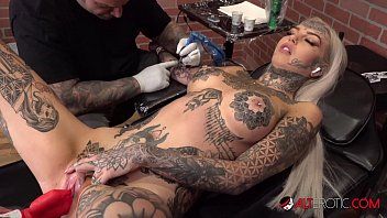 play La tatuaj blonda are orgasme si face sex cu patima