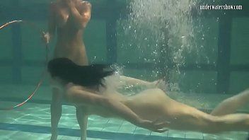 play Xnxx onder water met gekke tienerkutjes na lul