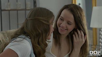play Jogo de amor entre garotas ficando com tesão com vibrador