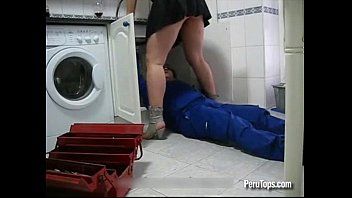 Stiekem filmt hij zijn vrouw als hij seks heeft met de monteur