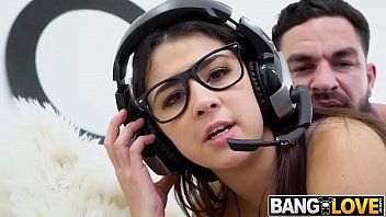 play تلعب امرأة جميلة وطفلها يضع كل قضيبه في بوسها كما يعلم