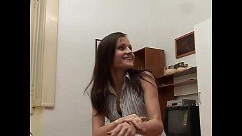play Ein tätowierter Mann fickt eine brünette Milf mit ihren Titten links