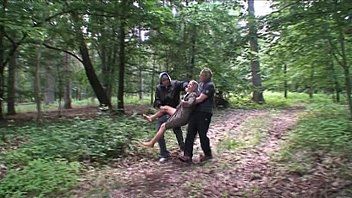 play Die 55-jährige Frau wird auf der Straße von zwei Polizisten vergewaltigt