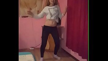 play Deux chiennes se sont libérées après avoir baisé pour danser sur manele - films xxx
