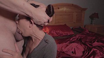 play Hij neemt op dat zijn vrouw zijn pik om zijn nek doet