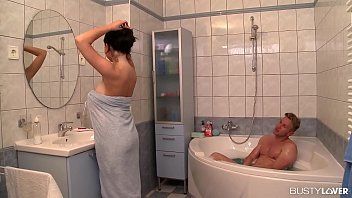play Hündin mit großen Brüsten nimmt an der Dusche teil und fickt mit dem begabten Mann