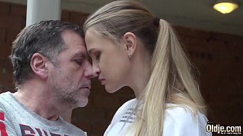 play Una adolescente violada por un adulto.