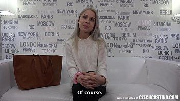 play Video mit einem Teenager, der Blowjob lernt