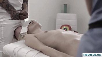 play Figa per un massaggio con un pervertito che tira fuori il pene e fa sesso forzato con la gola