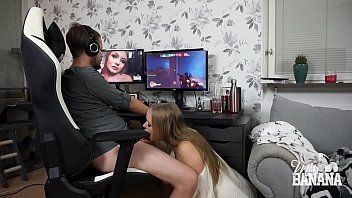 play Juega en la pc y la puta le hace una mamada