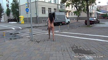 play Sie geht nackt in der Öffentlichkeit herum und fühlt sich von einem Fremden mit einem gespannten Penis angezogen