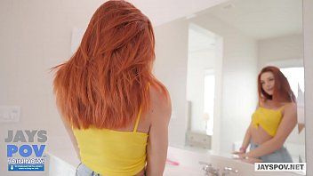 play Eine flexible, schlanke Rothaarige gibt tiefen Oralsex