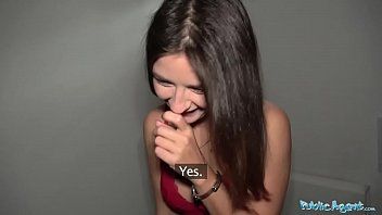 play De student zuigt eraan en heeft seks met mij als een gek