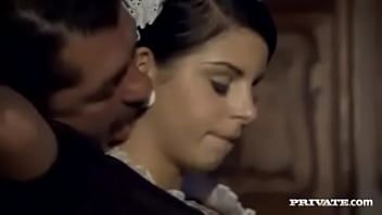 play Puta de pueblo con el pelo tirado arrodillada en el sofá y siendo follada por el culo