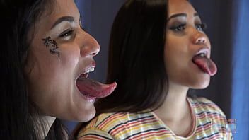 play Due donne arabe incontrano il pene più lungo