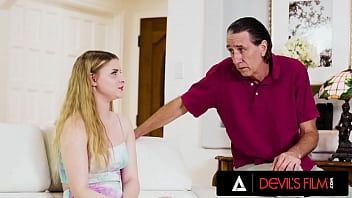 play Reife Hure mit Gesäß und großen Brüsten, die einen reifen Mann mit dem Penis erwischt hat, den er haben will