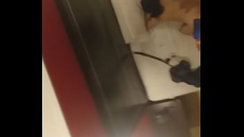 play Huisvrouw met grote borsten daagt haar vriend uit voor een spelletje xxx