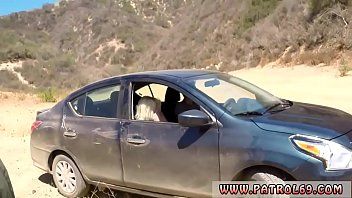 play Grandi capezzoli e xxx sul cofano dell'auto