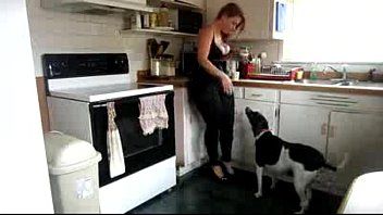 play La culona se quiere follar a su perro