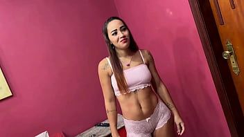 play La ragazza con gli occhiali penetra molto nella sua figa