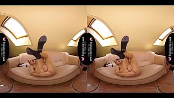 play دمية شقراء ذات ثديين صغيرين جدًا وتعرف كيفية استخدام مؤخرتها عند ممارسة الجنس