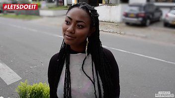 La chienne noire du quartier a des relations sexuelles moka comme une chatte qui la mange