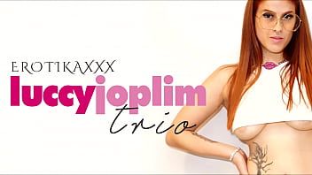 play Nel porno con la nera si siede sulla schiena e il suo ragazzo la penetra con dei quadratini porno