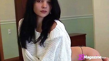 play Questa giovane ragazza del villaggio con i tacchi alti le afferra le natiche e le penetra