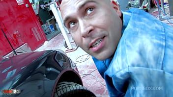 play Hij penetreert haar naast de auto maar ook aan het plafond