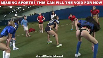 play Dopo aver fatto esercizio in palestra, viene spogliata e fatta sedere sulle ginocchia