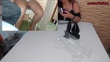 play Una donna grassa con un seno stupendo prova un dildo
