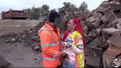 play Une ado allemande rousse baisée durement par un ouvrier du bâtiment sur un chantier de construction