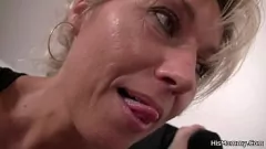 play Cehă blondă matură este prinsă jucându-se cu vibratorul adolescentului