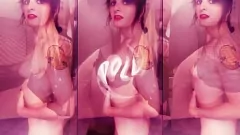 play Domina-Herrin unterzieht Sissy Bimbo in einem demütigenden Feminisierungstraining einer Gehirnwäsche