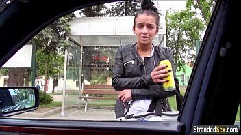 play L'autostoppista in bikini rosa fa sesso con l'autista