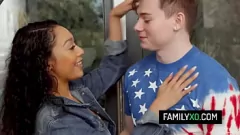 play Roșu, alb și bătut: Sarah Lace, Amber Summer și Stepbro Get Patriotic pe 4 iulie