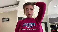 play Petite braunette Teenager während des Rollenspiels hart gefickt