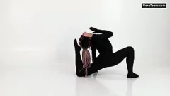 play Latex-geklede gymnast Lola Kauchuk toont flexibiliteit en allure